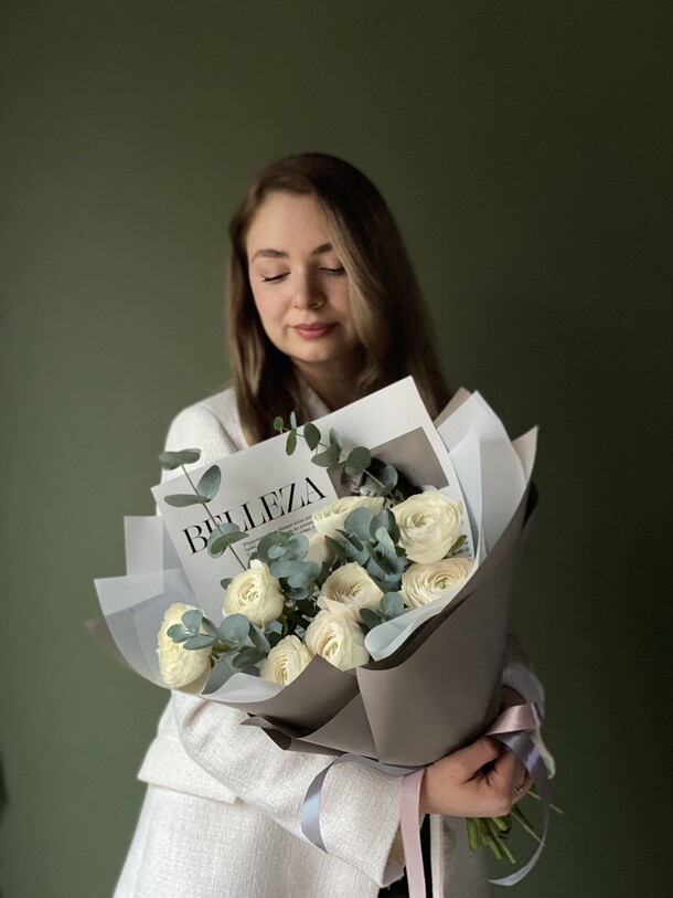 Монобукет из ранункулюсов с эвкалиптом, артикул F1363997 - 10700 рублей, доставка по городу. Flawery - доставка цветов