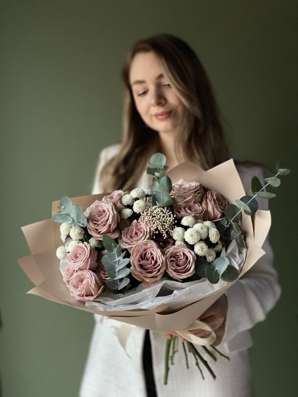 Букет из кустовых роз мокко, артикул F1364061 - 6300 рублей, доставка по городу. Flawery - доставка цветов