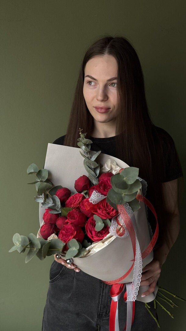 Монобукет из кустовых роз с эвкалиптом, артикул F1402083 - 5900 рублей, доставка по городу. Flawery - доставка цветов