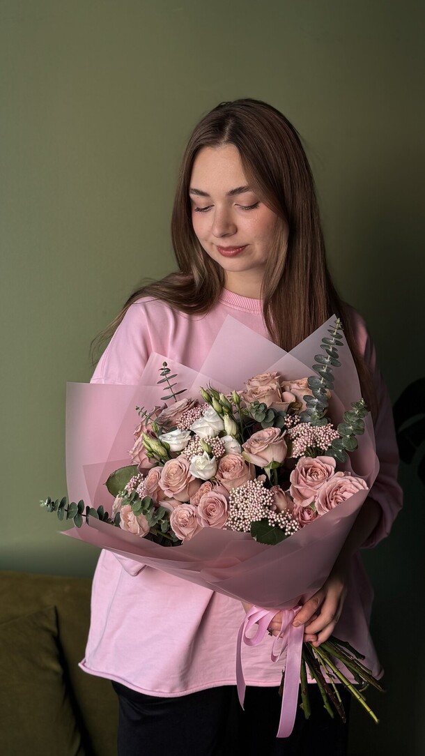 Букет с кустовой розой мокка, озотамнусом и лизиантусом, артикул F1410363 - 8400 рублей, доставка по городу. Flawery - доставка цветов