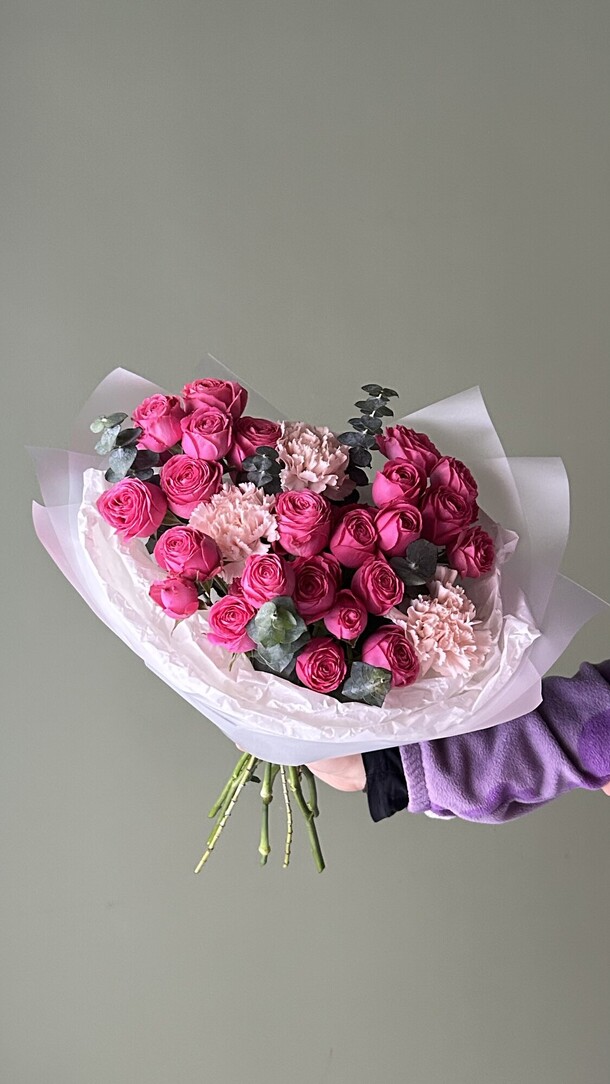 Букет с кустовой розой и диантусами, артикул F1522582 - 6450 рублей, доставка по городу. Flawery - доставка цветов