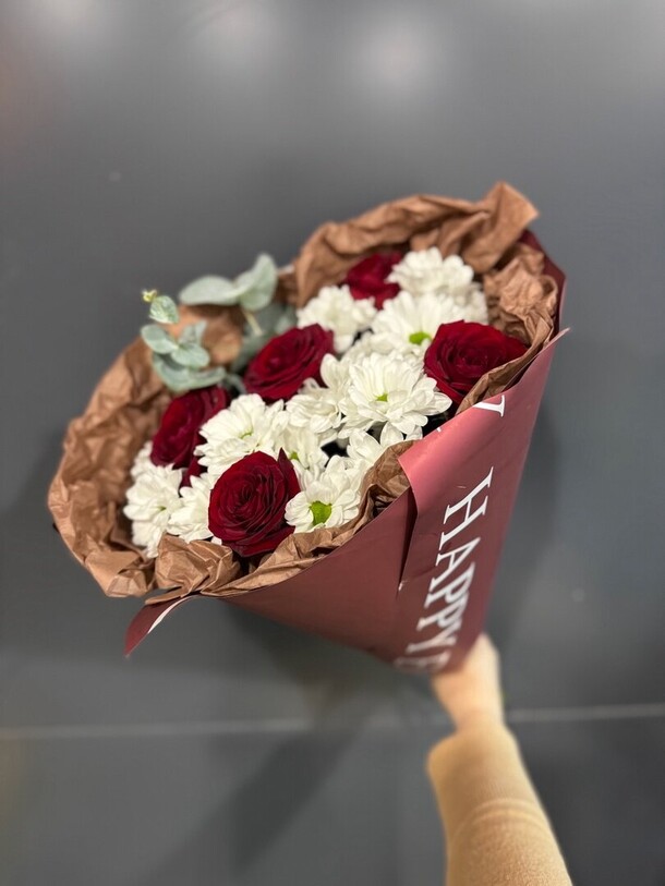 Букет классический из хризантемы и розы, артикул F1369296 - 3550 рублей, доставка по городу. Flawery - доставка цветов