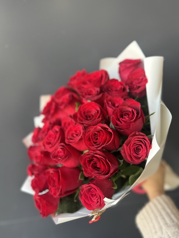 Моно букет из 21 красной розы, артикул F1520003 - 4400 рублей, доставка по городу. Flawery - доставка цветов