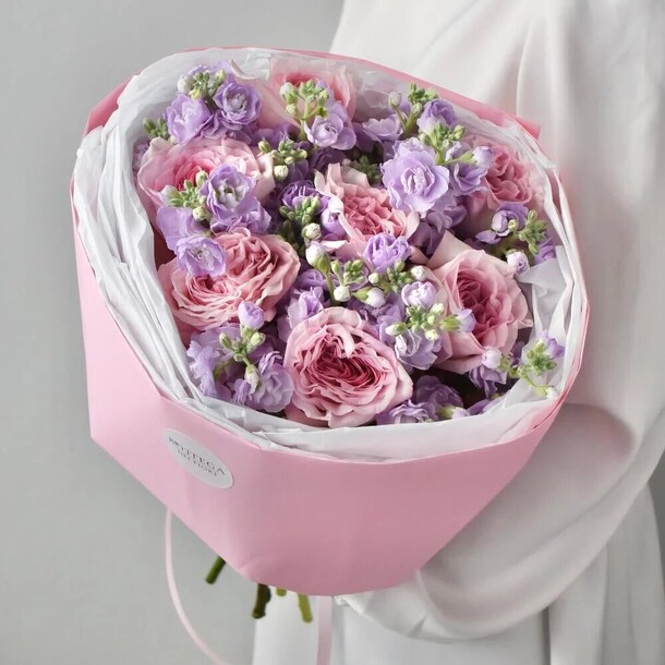 Авторский букет «sweety» французские розы и ароматная маттиола, артикул F1219090 - 6590 рублей, доставка по городу. Flawery - доставка цветов