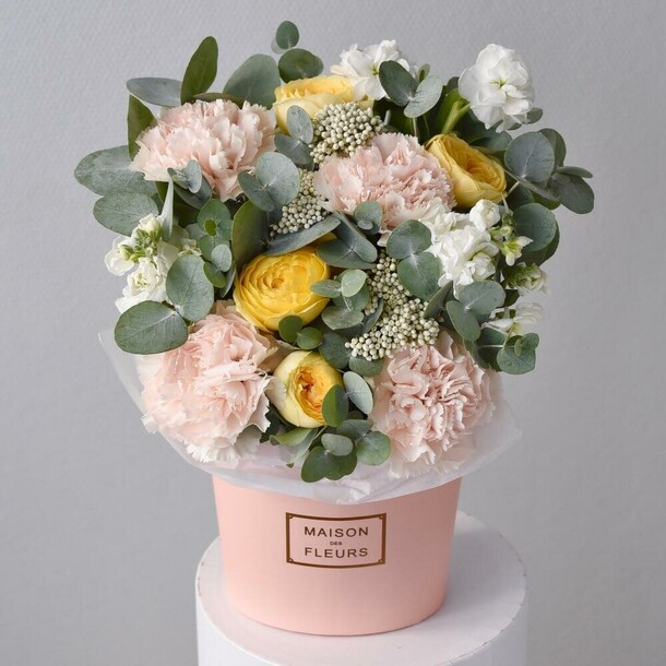 Цветы в коробке «офелия» с кустовой розой и диантусами, артикул F1250699 - 4490 рублей, доставка по городу. Flawery - доставка цветов