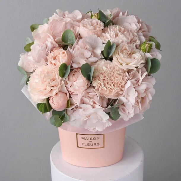 Цветы в коробке «клубничный мильфей» гортензия и розы, артикул F1291219 - 6490 рублей, доставка по городу. Flawery - доставка цветов