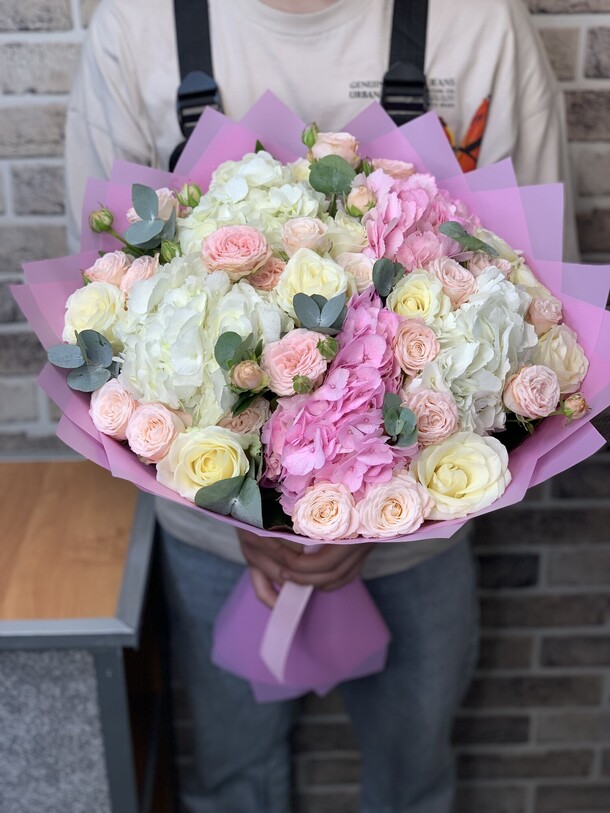 Сборный букет 💐, артикул F1200417 - 14157 рублей, доставка по городу. Flawery - доставка цветов