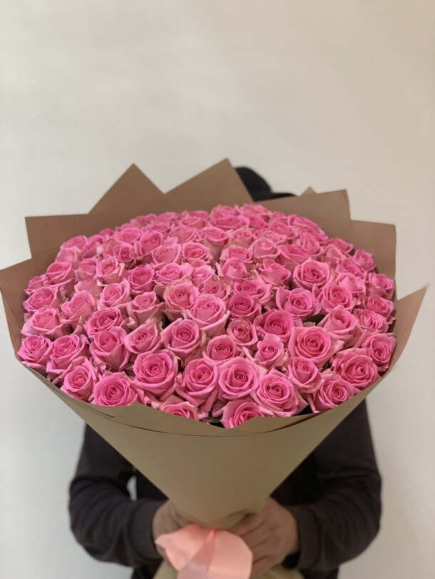 Букет из розовых роз, артикул F1206808 - 32050 рублей, доставка по городу. Flawery - доставка цветов