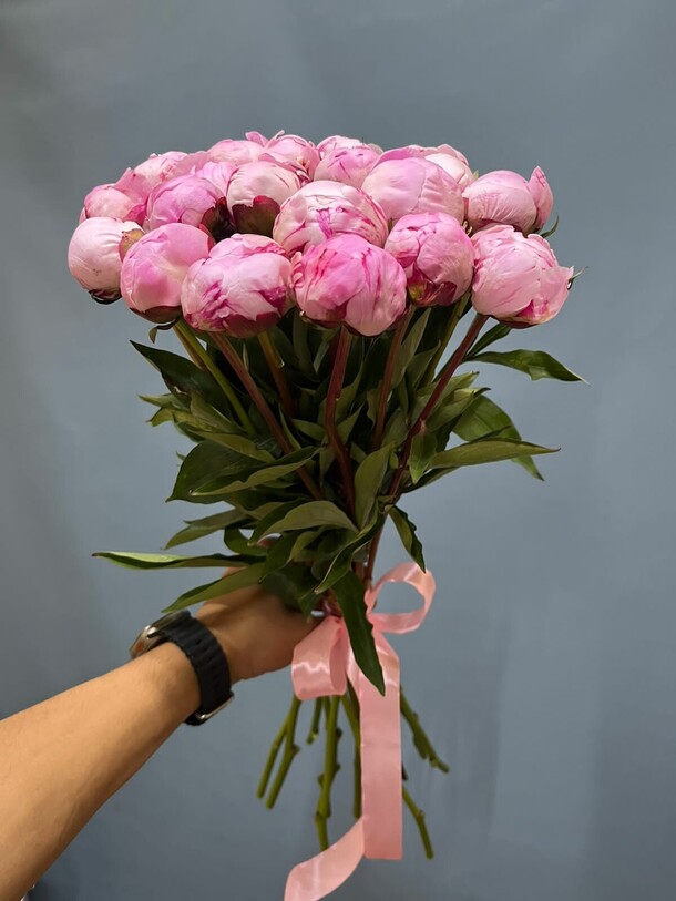 Пионы под ленту, артикул F1209543 - 33821 рублей, доставка по городу. Flawery - доставка цветов