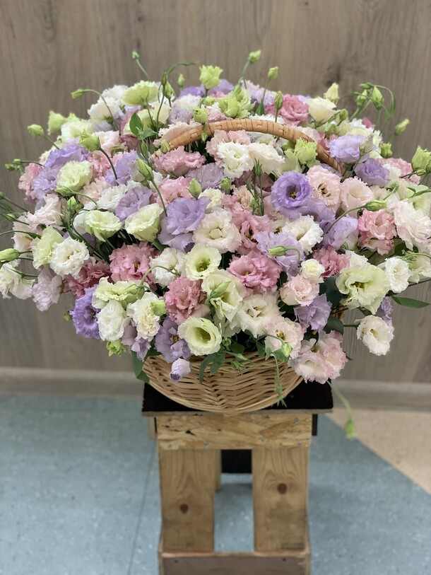 Корзина из эустома микс, артикул F1214360 - 41874 рублей, доставка по городу. Flawery - доставка цветов