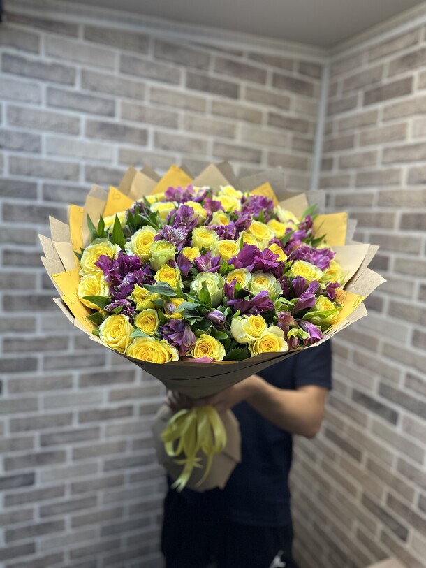 Букет из желтых розы, артикул F1218861 - 21962 рублей, доставка по городу. Flawery - доставка цветов