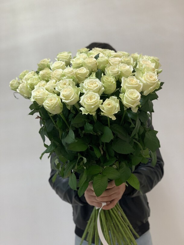 Белые роза под лента, артикул F1241835 - 16911 рублей, доставка по городу. Flawery - доставка цветов