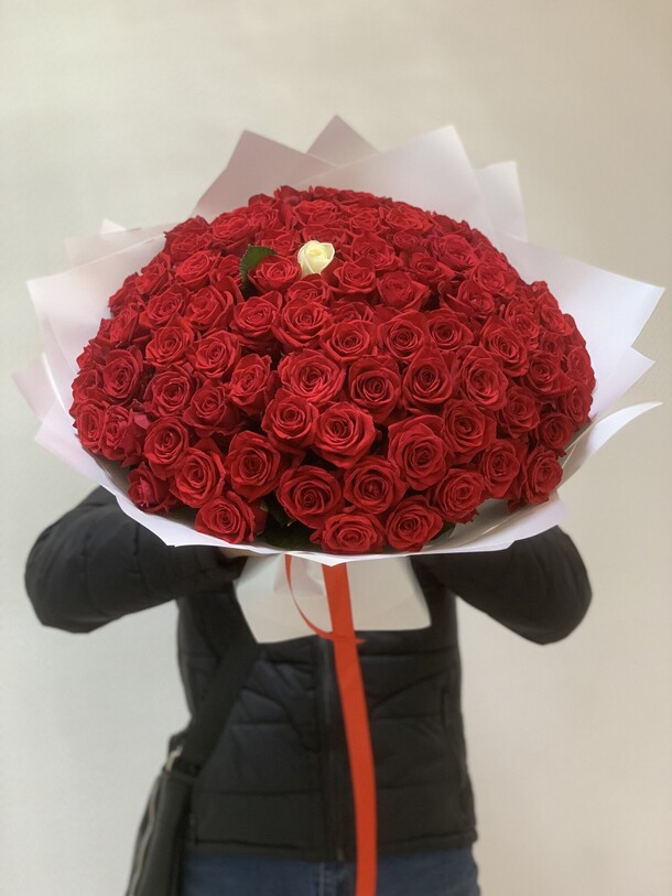 Букет из роз, артикул F1248577 - 35431 рублей, доставка по городу. Flawery - доставка цветов