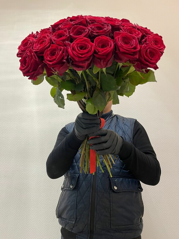 51 роза под лента, артикул F1265106 - 19326 рублей, доставка по городу. Flawery - доставка цветов