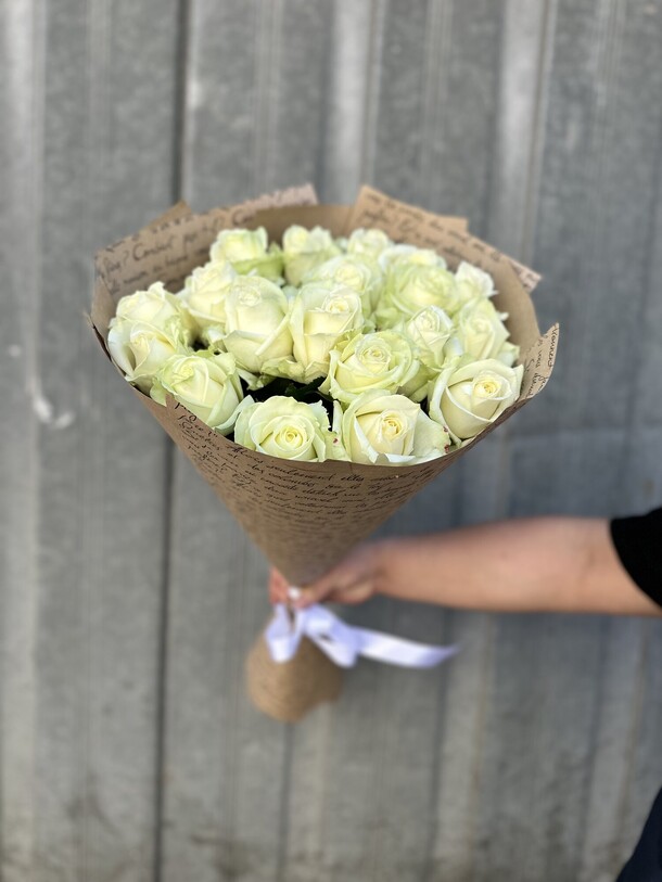 Букет из белых розы, артикул F1286855 - 8663 рублей, доставка по городу. Flawery - доставка цветов