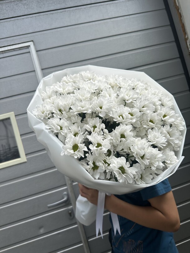 Букет из белых хризантемы, артикул F1289251 - 11757 рублей, доставка по городу. Flawery - доставка цветов