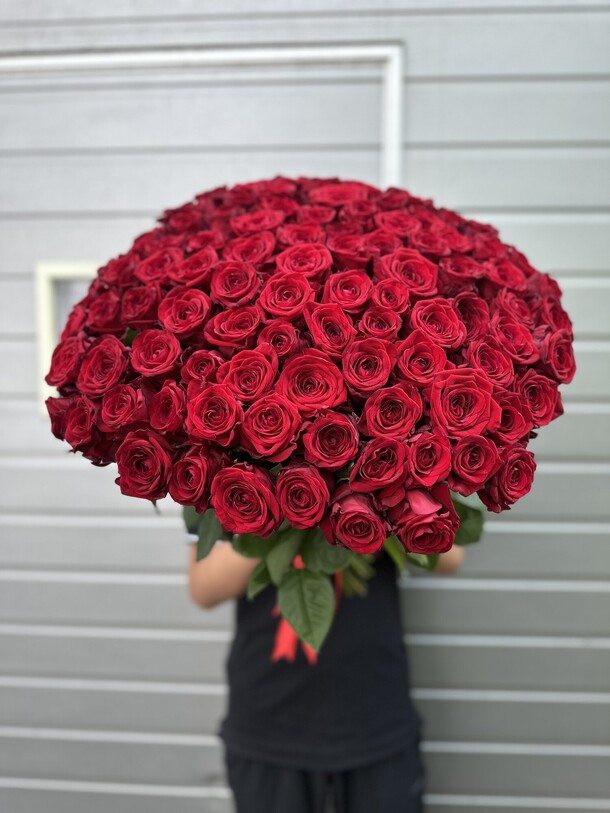 101 роза под лента 🎀, артикул F1293129 - 36603 рублей, доставка по городу. Flawery - доставка цветов