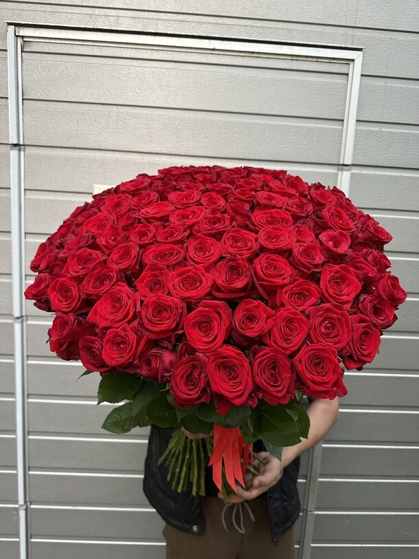 101 роза под лента 🎀, артикул F1293568 - 36603 рублей, доставка по городу. Flawery - доставка цветов