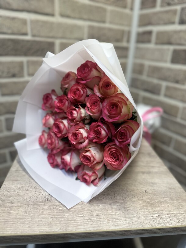 Букет из 21 розы, артикул F1294392 - 9664 рублей, доставка по городу. Flawery - доставка цветов