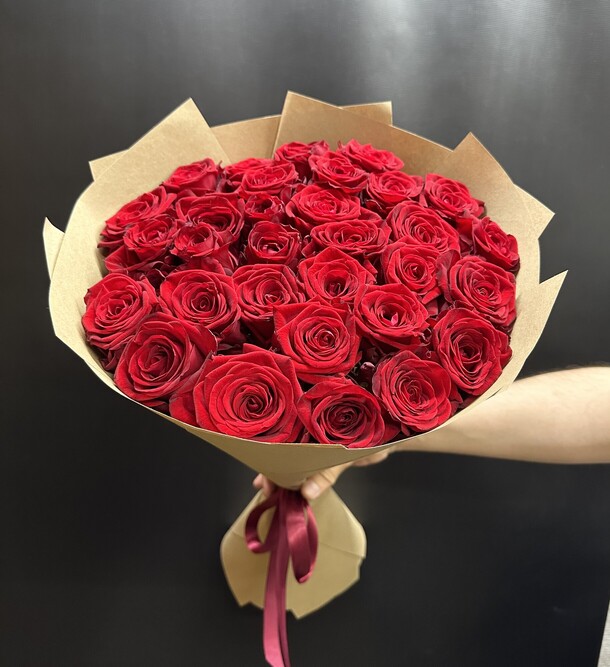 Букет из 31 розы, артикул F1294933 - 14640 рублей, доставка по городу. Flawery - доставка цветов
