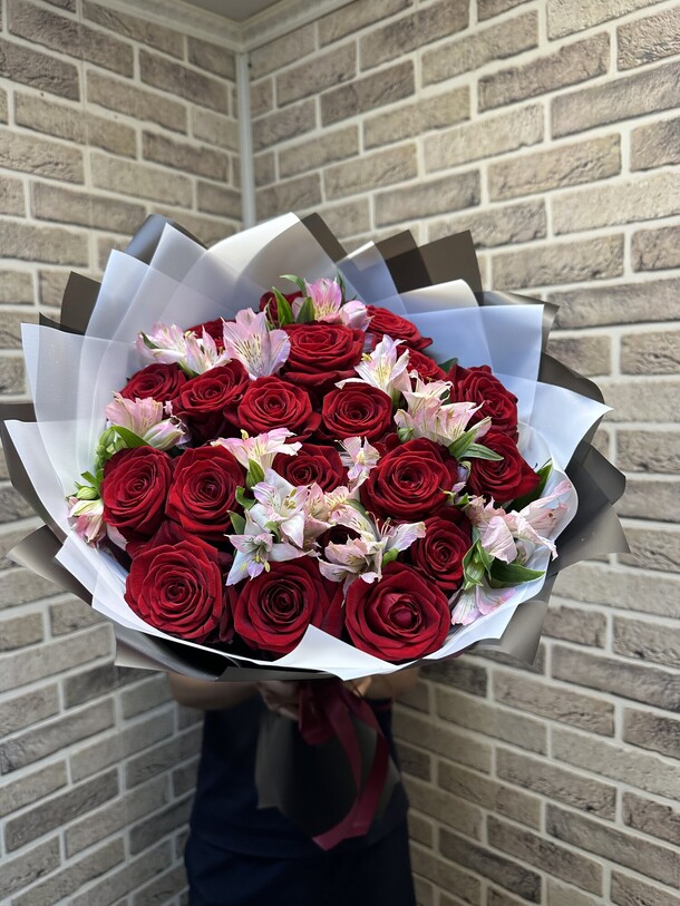 21 роза с альстромерия, артикул F1294944 - 11274 рублей, доставка по городу. Flawery - доставка цветов