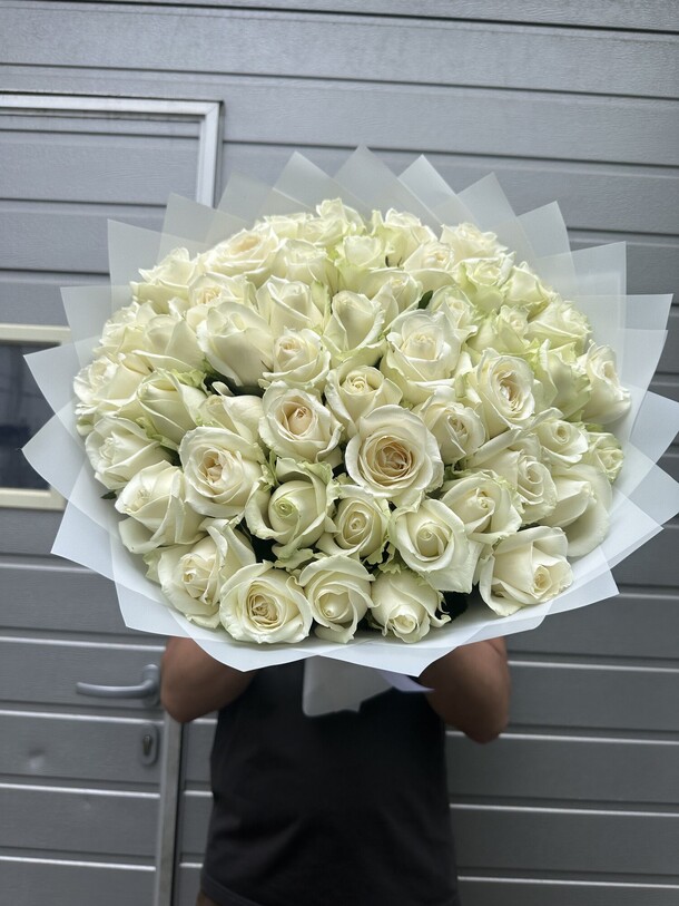 51 белая роза, артикул F1297691 - 16105 рублей, доставка по городу. Flawery - доставка цветов