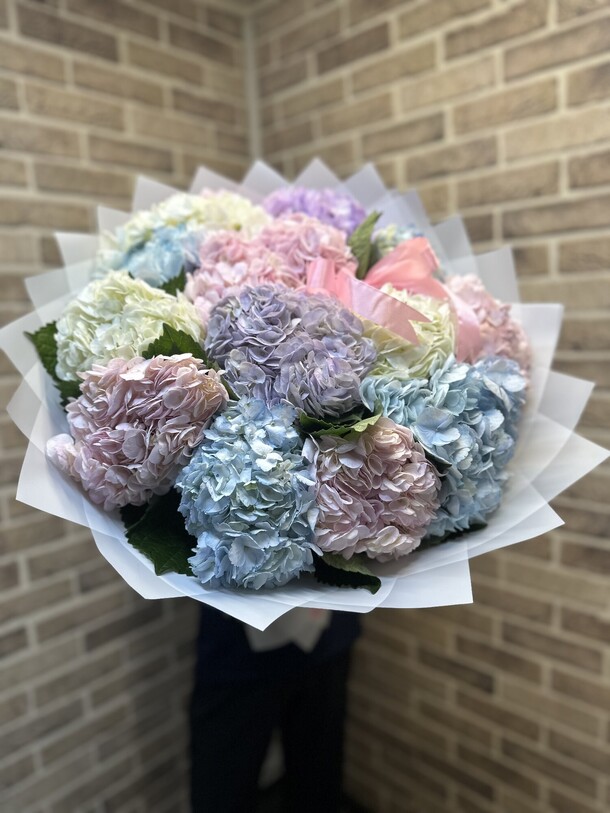 Букет из 13 гортензии, артикул F1298281 - 16105 рублей, доставка по городу. Flawery - доставка цветов