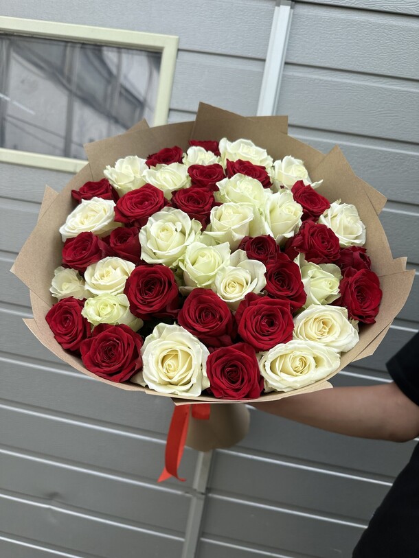 Букет из 41 роз, артикул F1299868 - 16105 рублей, доставка по городу. Flawery - доставка цветов