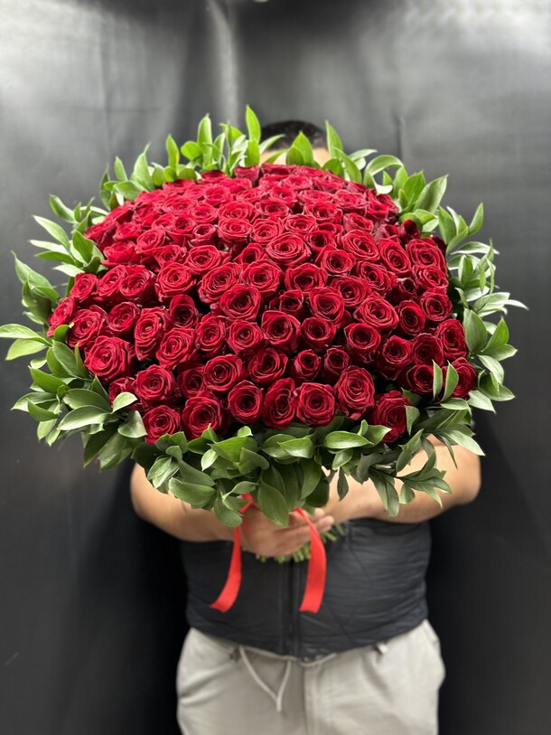 101 роза, артикул F1322875 - 42459 рублей, доставка по городу. Flawery - доставка цветов