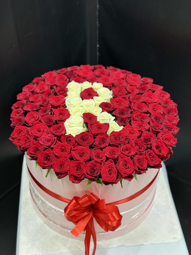 101 роза в коробке, артикул F1324348 - 32210 рублей, доставка по городу. Flawery - доставка цветов