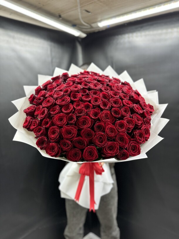 101 роза, артикул F1324357 - 36603 рублей, доставка по городу. Flawery - доставка цветов