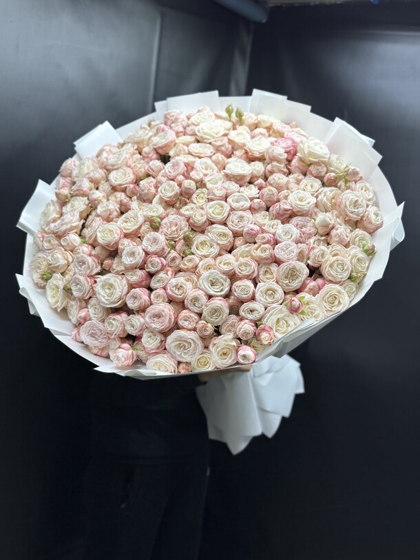 Кустовые розы 51шт, артикул F1361155 - 54172 рублей, доставка по городу. Flawery - доставка цветов