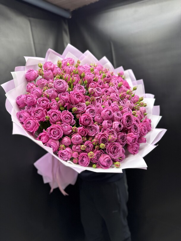 Кустовые розы 51шт, артикул F1361166 - 36237 рублей, доставка по городу. Flawery - доставка цветов