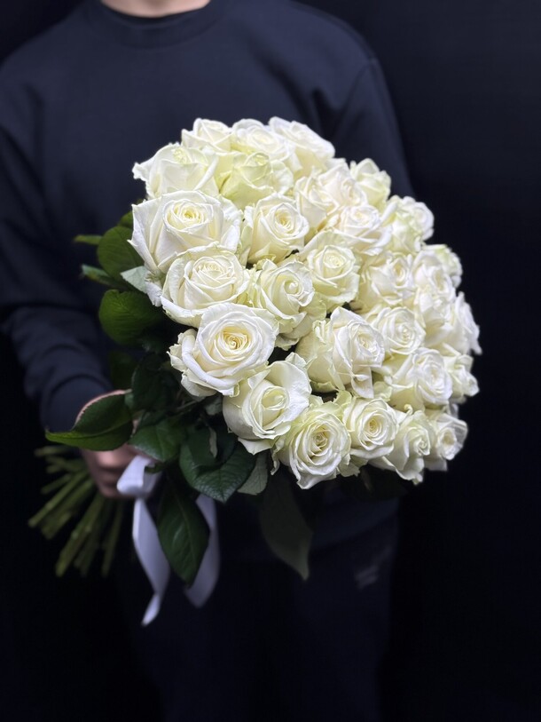 31 роза, артикул F1373563 - 13177 рублей, доставка по городу. Flawery - доставка цветов