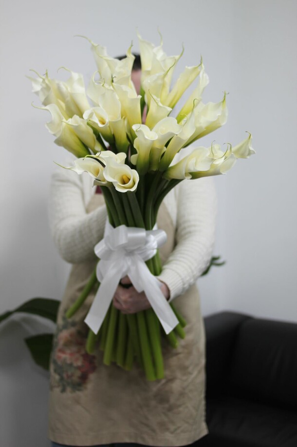25 белых высоких калл, артикул F1178856 - 19990 рублей, доставка по городу. Flawery - доставка цветов