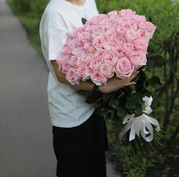 51 ароматная роза, артикул F1191761 - 25000 рублей, доставка по городу. Flawery - доставка цветов