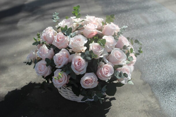 Корзина с нежными розами, артикул F1191997 - 19900 рублей, доставка по городу. Flawery - доставка цветов