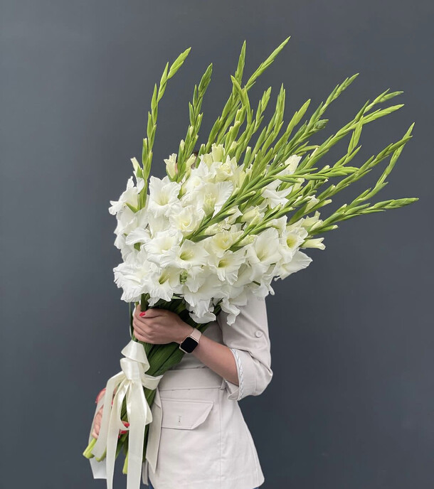 25 белых гладиолусов, артикул F1207923 - 19990 рублей, доставка по городу. Flawery - доставка цветов