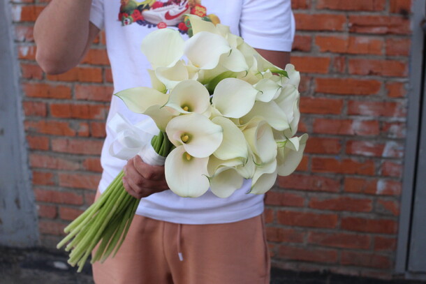 25 белых калл высотой 60 см., артикул F1215715 - 15000 рублей, доставка по городу. Flawery - доставка цветов