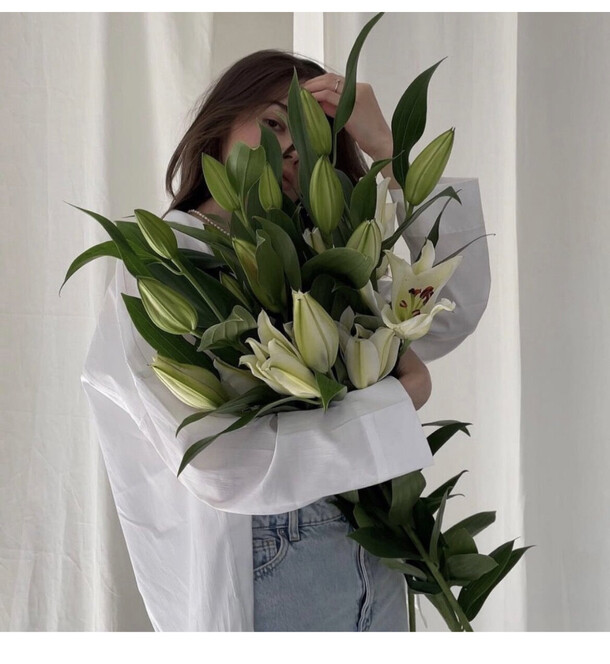 Букет из 9 белых лилий, артикул F1216579 - 9909 рублей, доставка по городу. Flawery - доставка цветов
