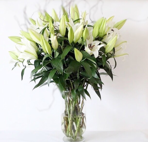 25 белых лилий в вазе, артикул F1217574 - 26900 рублей, доставка по городу. Flawery - доставка цветов