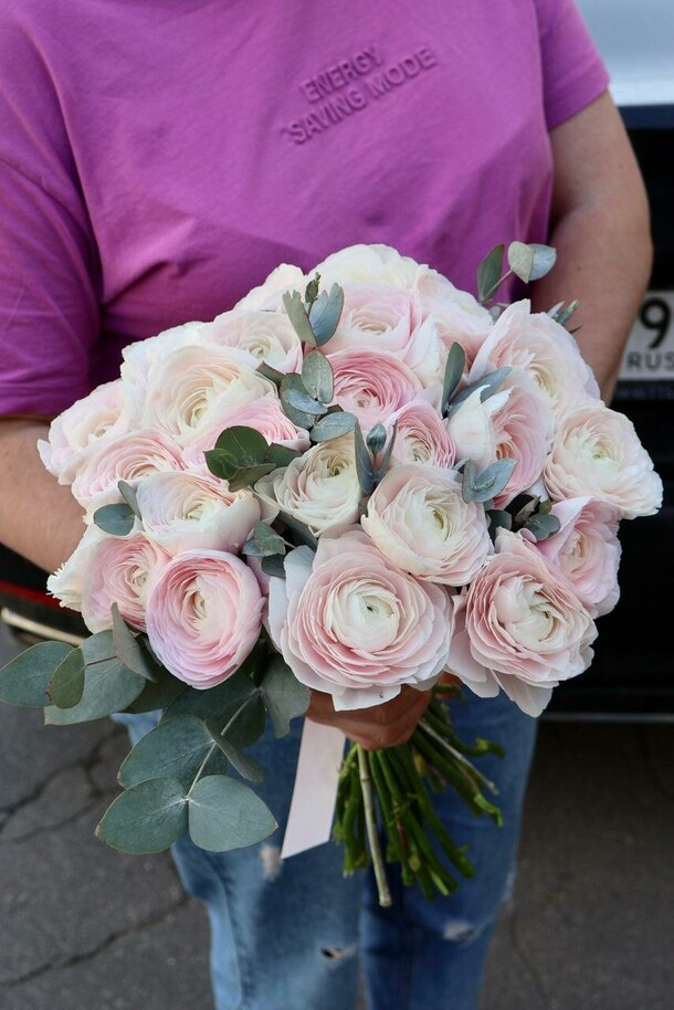 Букет из 25 ранункулюсов, артикул F1217591 - 20000 рублей, доставка по городу. Flawery - доставка цветов