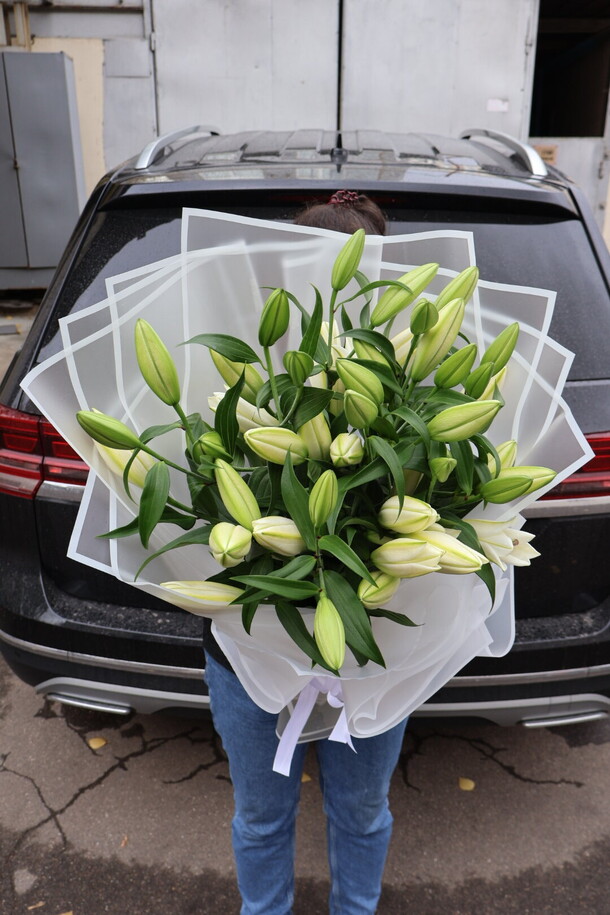 Букет из 9 белых лилий, артикул F1220593 - 9999 рублей, доставка по городу. Flawery - доставка цветов