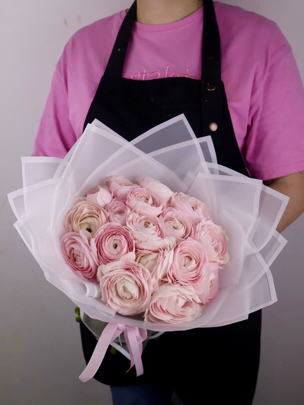 15 нежных ранункулюсов, артикул F1247368 - 12000 рублей, доставка по городу. Flawery - доставка цветов