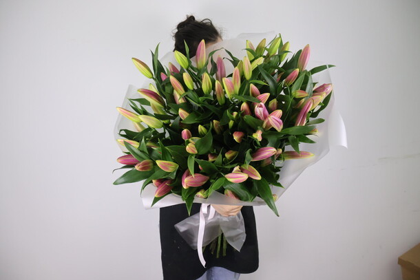 Букет из 19 розовых лилий, артикул F1255217 - 19000 рублей, доставка по городу. Flawery - доставка цветов