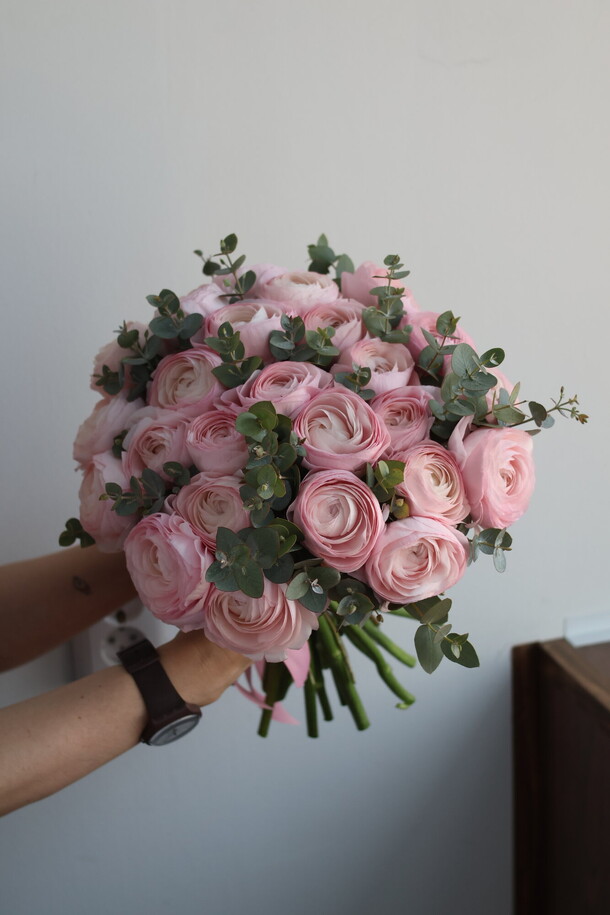 31 нежный ранункулюс, артикул F1266530 - 25900 рублей, доставка по городу. Flawery - доставка цветов