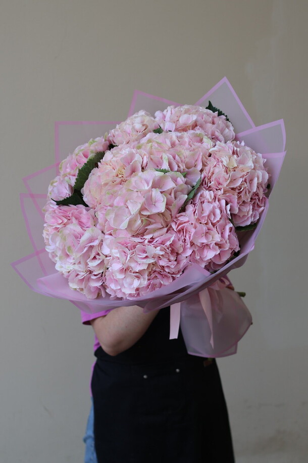 11 крупных розовых гортензий, артикул F1298950 - 12900 рублей, доставка по городу. Flawery - доставка цветов