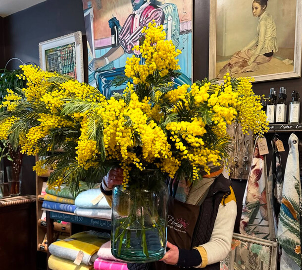 Большой букет мимозы в вазе, артикул F1366508 - 25000 рублей, доставка по городу. Flawery - доставка цветов