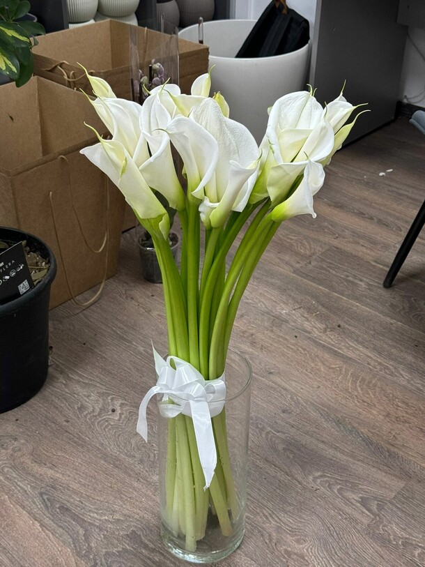 25 белых калл в вазе, артикул F1371965 - 20000 рублей, доставка по городу. Flawery - доставка цветов