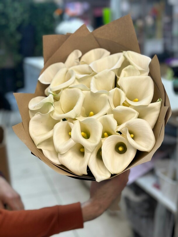 29 белых калл в крафте, артикул F1437255 - 21000 рублей, доставка по городу. Flawery - доставка цветов